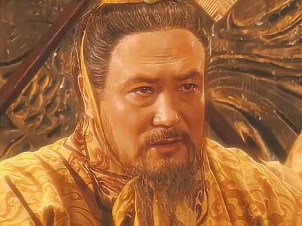 在楚汉之争的时候,蒯通劝齐王韩信背叛刘邦而自立,韩信不听。后来,韩信被吕后诛杀之时,愤愤地说道:悔不用蒯通之计!
刘邦听说后,就责令齐国通缉蒯通。蒯通被带到刘邦面前。
刘邦亲自审问:是你劝韩信谋反的吗?他妈的,给我煮了。
蒯通大喊冤枉啊。
刘邦曰:你劝韩信谋反,还有什么冤枉可言,真是胡搅蛮缠。
蒯通曰:竖子不足与谋,故有今日。当时天下大乱,秦失其鹿,高材疾足者先得,我劝韩信自立,并不是谋反。况且,当时我只知道韩信,不知道陛下。尧帝虽然贤圣,但是碰到夏桀的狗,那狗一样会对尧帝狂吠,这是自然之理,我那怎么能算谋反呢?
刘邦想想也对,就赦免了蒯通。#历史故事 #精彩片段 #强烈推荐