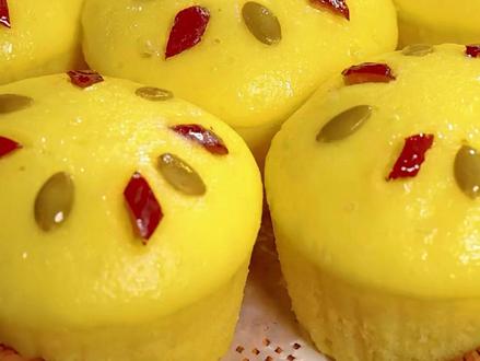 橙子99种隐藏吃法之橙子发糕 冬天当然要吃橙子发糕了!口感绵密湿润,一口下去橙香四溢,再搭配上绵密松软的发糕体,这也太幸福了吧~#赣南脐橙 #橙子 #做法 #美食教程 #鲁商臻选