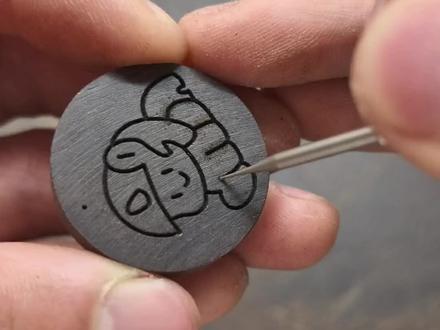 手工镶嵌一只黑檀木小马宝莉挂件来啦~
#手工 #小马宝莉 #挂件吊坠 #紫悦 #创意礼物