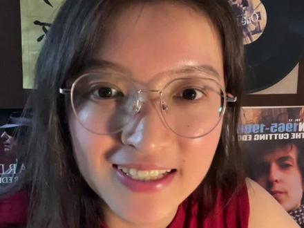 买了新衣服,当时就穿上,这就是人生中所谓的‘赚到’,因为马上使用它,就等于好东西在发挥自己的价值。”
《德卡先生的信箱》中,也有一段话:
漂亮的衣服要等等再穿,好玩的地方要准备好了再去……总把希望寄托在以后,日子一天天过去,生活没有任何改变。原来是我疏忽了,哪有那么多未来啊,有的只是现在!
是的,“当时”!“马上”!“现在”!
如果你吃蛋糕会快乐,不要等到生日,现在就去蛋糕店买;
想去某个地方旅行,不用等准备万全,说走就走的旅行也处处有惊喜;
爱她,不用等有钱了给她买LV,一个精致的手提包足以让她喜不自胜;
……
能够给你带来幸福感的事,立刻去做;值得你珍惜的人,现在陪伴。
莫言说过,“幸福很简单,就是尽力享受当下的每一刻。”
复旦大学教授陈果也说,“人最大的清醒,是不把幸福放在未来的某一天,而是让自己的幸福在今天此时此刻就开出花来。”
与其等待幸福降临,不如把握当下每一刻的小确幸。
善待眼前人,做好当下事,不做犹豫等待,别信来日方长,把现在就感知的幸福牢牢握在手心。#每个人都是自己的主角 #新鲜感