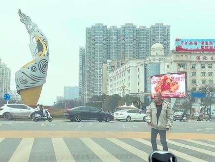 碎步哥是不是也变成网红哥了 迈着小碎步 从容又快乐#文明驾驶文明出行 #交通安全