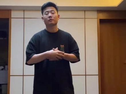 #故乡的炊烟 感谢雷老师对我的作业的精准指导和亲身示范:动作要延伸到指尖,美化动作连接处。受益匪浅,放在抖音里,随时学习。关注@藏蒙舞蹈课堂(上午9.30直播) ,老师对每一位学员都这样1V1指导。#我的舞蹈日记 #跳舞使我快乐