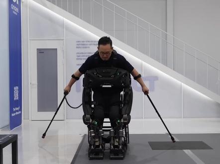 能行走的外骨骼机器人,WalkONSuitF1让瘫痪重新站起 #外骨骼机器人 #瘫痪 #WalkONSuitF1 #黑科技 #玩一个很新的东西