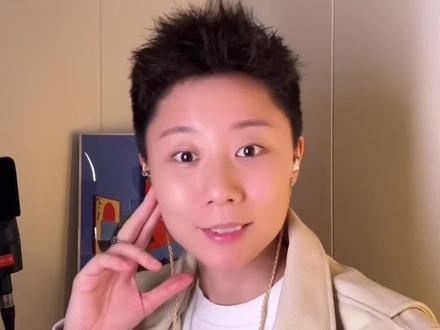 谁懂!魏晨和刘宇宁的声音适配度竟然高到这种程度?! 看完这个舞台,我只想给这两位的声线融合度打满分!💯
魏晨的清亮高阶感,遇上刘宇宁的颗粒磁性嗓,一个负责飘逸叙事,一个负责深情压阵,这种“互补式”合唱真的听得我头皮发麻!没想到这两位看似不同风格的歌手,合起来竟然如此和谐。这一波,是神仙打架,更是神仙合作!你们听完什么感受?#刘宇宁 #魏晨 #春晚2026 #reaction #青年创作成长计划