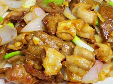 大排档出了名的“香煎猪杂”,外香里嫩,越吃越香。再来两杯广西“茅台”(米酒),估计会很上头😆😆
#家常菜 #色香味俱全 #晒出我的家乡菜 #猪杂 #香煎