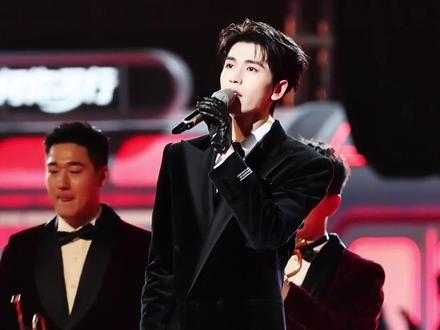 没错就是唱歌好听又好看的张凌赫!
#张凌赫 #模特 #湖南卫视跨年晚会