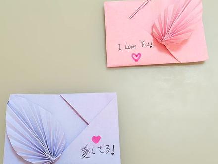 【🌿相思叶信封折纸|把心事悄悄藏进叶脉里✨】
"听说每一片叶子都藏着未说完的话
不如亲手折一枚相思信封
把夏日的悸动、秋日的私语
统统塞进叶脉的纹路里🍂"
—— ✨【手残党友好!3步get氛围感信物】——
❶ 选一张复古牛皮纸/手账纸
(深浅色叠加更有层次感!)
❷ 对折画出叶片轮廓✏️
(心形叶/枫叶随心情切换!)
❸ 剪裁后卷出立体叶脉
用火漆印章封印仪式感🔥
💌 进阶玩法:
▫️内页写暗恋小纸条/塞干花
▫️喷柑橘调香水瞬间治愈
▫️穿麻绳挂在书桌当风铃
🌙 深夜灵感:
"折纸时总想起《情书》里那句
『你好吗?我很好。』
或许有些话不必寄出
光是折叠的过程就足够温柔"
#diy信封信纸 #仪式感礼物 #治愈系手工
#小众浪漫 #纸艺美学