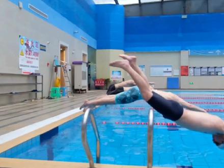 喜不喜欢帅气的游泳跳发?一起来探讨跳发细节 #运动 #游泳 #跳水之高手跳水 #运动最美时刻 #跳发