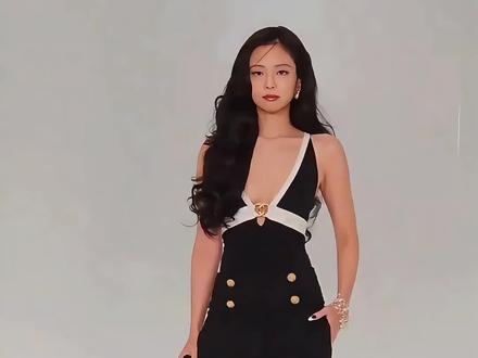 Jennie香奈儿首尔大秀亮相!深V裤装+复古卷,“人间香奈儿”实至名归