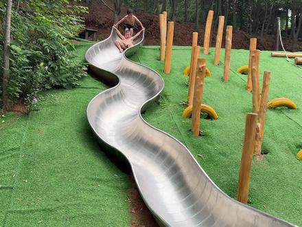 大人小孩都爱玩的滑滑梯实则暗藏玄机,玩不好会有受伤风险 #科普 #滑滑梯 #滑梯