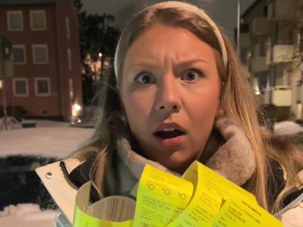 瑞典给我的“见面礼”,可真是一份“大惊喜” 在瑞典,我的车被贴了昂贵又无理的车票!就因为冰雪封路,车根本动不了,可他们居然不清扫道路,还照样罚钱! 罚单公司根本不讲理!车和路被冰雪埋,申诉无门。
#北欧媳妇 #欧洲 #雪 #外国人 #老外