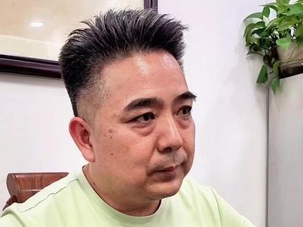 今天有员工问我为什么工资总要迟几天发?我们的车贷房贷迟一天都不行啊!每个月房贷2500,车贷2200,老家还有父母和小孩生活费要2000多。听到员工的反馈我也了解清楚了,以后一定有这样的问题出现,只能提前,不能推后。说实话现在打工难,做老板更难。#源头工厂 #不一样的老板 #制造业 #钥匙扣#徽章