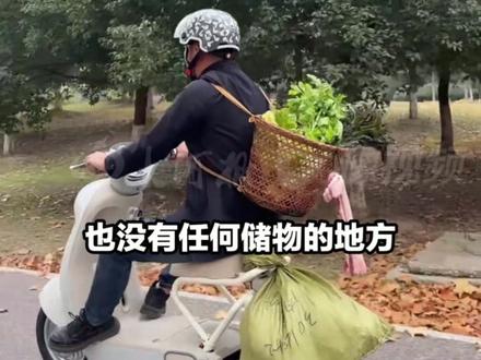 新国标电动车开始批量上市,没有任何储物功能 没有靠背。 顾客纷纷吐槽“只考虑安全 怎么不考虑实用性”,门店老板:又贵又慢 叫你买你会买吗#电动车 #安全 #实用 #消费 #新国标电动车