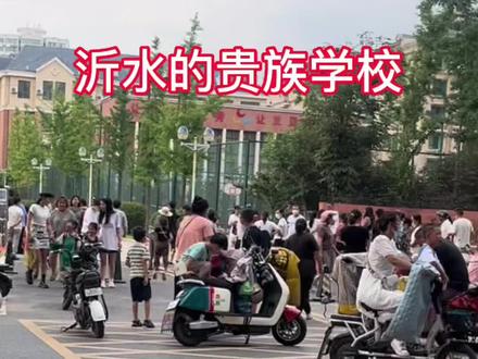 沂水县开慧实验小学创办于2016年,是山东开慧教育投资兴办的基础教育学校之一,学校位于沂水县城中心位置,现有小学班级24个,幼儿园班级17个,师生员工2000余人,是一所集幼儿园、小学于一体的民办公助学校。
学校努力建设一支师德高尚、教艺精湛的研究型教师队伍。全校教师深入落实新课程标准,积极参加新课程改革培训,注重校本研训,鼓励教师走教学科研相结合的路子,并根据教师各自的个性特点和能力特长,创造各种机会,发挥所长,促其成长。
学校秉承“让成绩更优秀,让发展更全面”的办学理念,关注每一位学生的个性化发展,同时,注重每一位学生优秀品格的塑造,培养了大批“优秀+特长”的质优生。
学校在今后的发展中将不断努力夯实基础,开拓发展,不断深化素质教育,向国内一流的实验小学迈进。#学校 #家长必读 #孩子教育