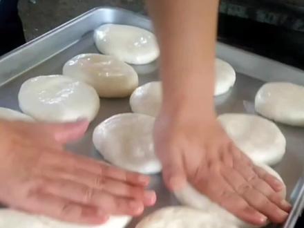 油酥烧饼和面配方:面500克,水290克,酵母2克,醒发2倍大
油酥:热油300克(加葱,香菜,洋葱,姜炸香),面粉250克,盐35克,十三香5,鸡精,味精各5
烤制:商用烤箱参照上下300度,四分钟左右
自己吃:平底锅或者电饼铛,家用小烤箱都可以#油酥烧饼 #特色小吃 #小本创业好项目 #抖音美食推荐官