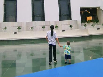 深圳博物馆也太懂暑假带娃家长了吧!免门票、免预约,暑假开馆还直接延长到晚上8点,这波操作必须夸~
我们工作日上午去的,人少到舒服,冷气也足得刚好。一进门就被那个网红时空胶囊电梯勾住了——疯狂打卡!建议直接坐它上4楼,再顺着螺旋楼梯慢慢往下逛,全程不回头、不绕路,比德芙还丝滑!就这么慢慢悠悠晃了一个多小时,不知不觉就到一楼了,娃耗电、艺术熏陶、避暑全搞定,一举三得~
一楼服务台能免费盖章(记得自带本子!),也有自助机可以买盖章本、盖纪念章,顺便捎个冰箱贴或文创,一站式搞定手信,超方便~
📅 开馆时间:
- 日常9:00-18:00,暑假延长至20:00(周一闭馆,别跑空)
🚗 交通指南:
- 地铁:9号线红岭南A出口
- 公交:市委站、市党群服务中心站
- 自驾:直接导航“深圳博物馆古代艺术馆”
特别提醒:
- 深圳博物馆(古代艺术馆):同心路6号,紧邻荔枝公园
- 深圳博物馆(历史民俗馆):市民中心A区(金田路4001号)
两处场馆不在一起,别走错啦~
#深圳遛娃好去处 #深圳博物馆#深圳网红打卡地 #假期游玩好去处 #暑假遛娃好去处