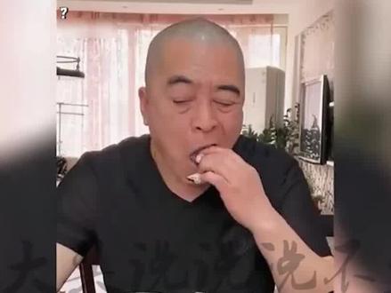 东北粉碎哥高光时刻合集,吃起来嘎嘎香,网友:去皮算我输 #粉碎哥 #东北大酱蘸万物