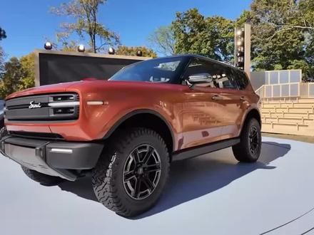 Scout 是越野界深受喜爱的名字,因为最初的 International Harvester Scout 是一款非凡的越野车。它简单、耐用、性能强大,是越野品牌的完美灵感来源。大众集团在收购控制 International 的重型卡车公司后获得了 Scout 名称的使用权,该公司借此机会推出了一个重新定义的品牌,以迎接电动时代。
Traveler 和 Terra 是两款不同的产品,但基本原理相同。它们都是基于专为 Scout 定制的电动汽车卡车平台打造的车身框架式车辆。Scout 表示,他们将利用“分区架构”,这是一个从大众新合作伙伴 Rivian 借用的设计术语,Rivian 使用新的构造方法来简化生产和服务,同时降低成本。但 Scout 的电气架构甚至比 Rivian R1 的还要先进,其 800 伏级系统可提高效率并实现极快的充电速度。
Scout 表示,Terra 和 Traveler 支持高达 350 千瓦的充电速度,是目前最快的充电器。虽然没有声称 10-80% 的充电时间,但预计会在 30 分钟内完成。20 分钟内似乎是可能的。Scouts 还将在出厂时配备特斯拉的北美充电系统 (NACS) 插头,因此您可以在超级充电站充电。
Scout 将提供四电机四轮驱动系统,每个车轮也配备一个电机。该公司表示,这款车将配备坚固的后轴——这是越野车爱好者的最爱,目前还没有出现在任何电动越野车上——以及机械锁定前后差速器,大概只在非四电机车型上配备。