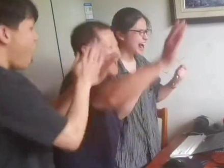 龙凤双胞胎高考仅相差一分 查分时父亲激动得直拍手#高考查分瞬间 #双胞胎 #父母必看系列 (来源:光芒视频)