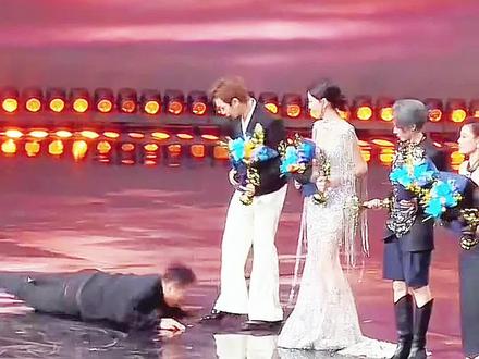 微博之夜颁奖时大麦网总裁摔倒还有娜扎 关晓彤章若楠频出意外