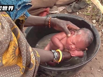 非洲原始部落的婴儿出生,存活率只有50%,刚出生就用泥水洗澡 #原始部落 #非洲生活 #非洲纪录片