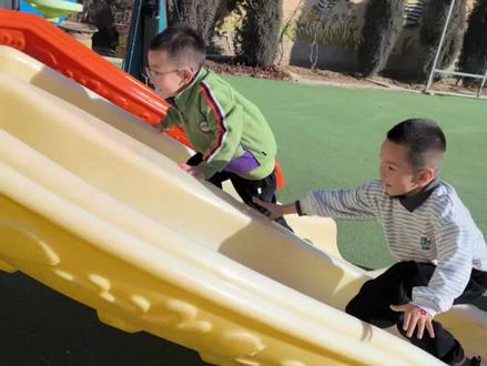 多巴中心幼儿园——《安全教育》🌟
安全好习惯,从小养成。滑滑梯排队有序,楼道里脚步轻轻👣,楼梯上不蹦不跑,愿每个小天使都能在安全的环境里尽情游戏、成长。🌈