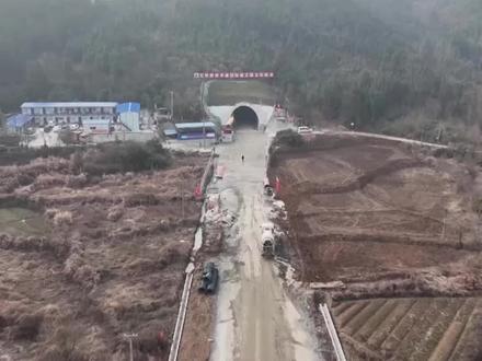 瞰池州|S358青阳至红石公路改建工程:全线各重要节点工程已经进入加速施工期,力争2025年4月全线完工。
记者:刘进
编辑:罗志翃