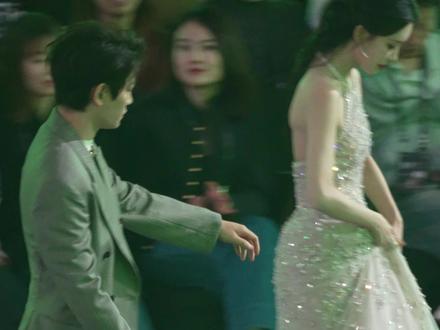 丁禹兮星光大赏领奖直拍 看到手势乖乖闭嘴的htjj#丁禹兮#丁禹兮星光大赏#2025星光大赏#星光大赏