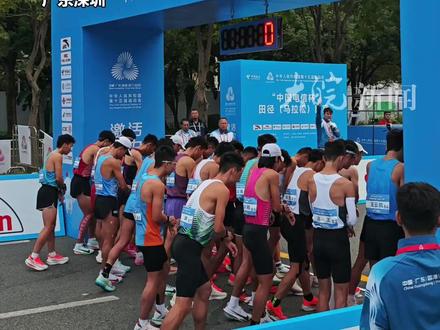 无感通关 畅跑双城,第十五届全运会深港跨境马拉松,男子组鸣枪开跑 #第十五届全运会 #马拉松
一条赛道,连接两座城。
11月15日早晨7点,第十五届全运会马拉松男子组在深圳湾体育中心正式开跑。与往届不同,本次赛事书写了一项新的历史——它成为全运会史上首个跨越深港两地的跨境马拉松。
本次马拉松的赛道设计别具匠心。全程42.195公里,以深圳湾体育中心为起终点,途经深圳段20.345公里与香港段21.85公里。参赛选手在奔跑中即可领略深港两地的不同城市风貌,体验独一无二的跨境奔跑之旅。
本届赛事共吸引了71名精英运动员参与角逐,其中包括38名男运动员和33名女运动员。大皖新闻记者 蒋楠楠 江振焕