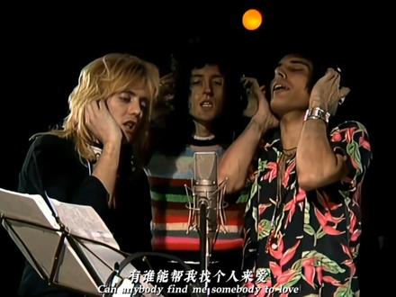 【皇后乐队】《Somebody to Love》 这首经典之作由弗雷迪创作,专辑中最盛大、最震撼心灵的歌曲当属本首!这是一首起伏连绵、有着密集钢琴声的灵魂乐曲!
《Somebody to love》实现了弗雷迪对灵魂乐的热爱。对媒体来说,皇后乐队唱福音音乐这个想法听起来太可怕,但在录音室里,它就这么做出来了。
弗雷迪对《Somebody to Love》的灵感来自美国灵歌天后艾瑞莎·富兰克林,他非常想成为艾瑞莎那样的人。在弗雷迪眼中,《Somebody to Love》是他创作的所有歌曲中最喜欢的一首,在作曲方面更为优秀。
这首曲子写出了弗雷迪最深的心声,也写出了世界上每位孤独之人的心声。每天累到骨头散架,靠双手挣到的薪水却没人与我一起开心,只能向上帝祈祷,求寻得一位值得我爱的人。
曲中最能显现皇后多年以来广为人知的特点,必是那多人乐团般的和声了。罗杰在和声中负责高音部、弗雷迪负责中声音部、梅则负责低音部。梅:“把这三种音合在一起,你就能得到电影配乐那样的效果。”
这首歌的现场演唱难度可以和另一首单曲《Don't Stop Me Now》相媲美,弗雷迪也为本曲的现场演出伤脑筋,弗雷迪:“第一次表演的时候,我们唱的飞快,只想赶紧搞定。”纵使十分困难,本曲也比《Don't Stop Me Now》的演出寿命要长的多,从1977年唱到了1985年!
1976年11月,《Somebody to Love》作为新专辑的预热,以单曲形式发布。三周内达到了榜单第二名,本曲成为了皇后乐队最成功的单曲之一。乐队的老朋友肯尼埃弗雷特在电台播放了整张专辑,中间穿插着对弗雷迪的戏谑采访,同时《A Day at the Races》在肯普顿公园赛马场举办了一场提供免费酒水的食物和晚会。
#摇滚 #皇后乐队queen #欧美歌曲 #皇后乐队 #欧美金曲