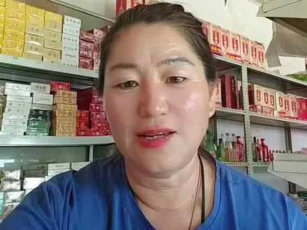 爱心不需要回报 出这个视频不是想蹭流量,本身我就是比较爱以事论事,爱发表个人意见的一个人,虽然我没有给老四捐款,不是我不舍得,也不是我没有爱心,是我当时比较冷静思考过的,当时我在一中食堂切菜,偶然刷到三区胖姐视频,出于同情和爱心,给他孩子出了500让他给孩子买牛奶,因为我儿子也在高中和他女儿一个年级,作为母亲我真看不得孩子受罪,也由于我自身能力有限,短时间内继续捐款有些压力,并且当时网上看到,给老四的捐款力度挺大,我觉得我还是先顾自己吧,我当时俩大学生,一个高中生,也是压力山大。但是我一直在关注老四的手术,术后生活,希望他通过大家的善款,能够过正常的生活,所以恳请有些网友不要去给他压力,探店也是劳动,吃肉,吃饭是探店的一部分,不是他有钱去吃好的,是工作需要。也是更好的补充身体营养的一个好办法,大家一定理性看待,不要各种指责,都是成年人干啥事儿都是要经过大脑思考的,不要冲动消费,过后还要觉得自己后悔,捐款出于自愿,也不要对一个病人指指点点,你的每一个恶评论对老四都是重击,本身他就觉得大家给他捐款他有些过意不去。他还要生活,他必须工作维持后续医药费,三个孩子的抚养费,学费,各种生活开支,善心是不需要回报的个人自愿行为,请大家理性看待,最后祝老四一家越来越好,老四通过自己的努力让三个孩子完成学业,让自己的父母不在为老四操心,这就是粉丝们最简单的善心。#善心善行 #只要你过得比我好 #实话实话