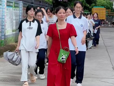 #广东高考现场 拖鞋是我们的标配