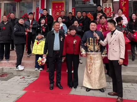 在彼此牵手的时光里,是最难忘的美好回忆。人生有很多很多天,而这一天最有意义#主持人陈创 #婚礼司仪陈创 #言叙主持品牌 #郑州主持人陈创 #郑州婚礼司仪陈创