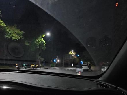 香港拍机的一天 香港国际机场位于中国香港特别行政区新界离岛区赤鱲角岛,东南距香港岛中心区约25千米。1998年7月6日建成通航,是4F级国际机场、国际航空枢纽。T1航站楼面积61万平方米,T1卫星客运廊面积2万平方米,T1中场客运廊面积10.5万平方米。
香港处于亚洲的中心位置,5小时飞行航程可覆盖全球一半人口,4小时之内可以到达中国大陆、日韩和东南亚大部及印度,是连接亚洲与世界其他地区的重要航空枢纽,便于货物的集散和转运。2023年香港国际机场货运量为432.99万吨,2024年国际航空运输协会举办的世界货运研讨会上透露,2023年航空货运量达430万吨,按年上升3%,蝉联全球最繁忙货运机场。
#香港 #沙螺湾 #飞友日常 #vlog #我的打卡足迹