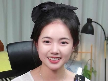 发明用圆形做PPT的人真是个天才! 给我一个圆,我能让丑PPT变高级!
.
- 人物悬空效果:在人物背后添加两个圆形,瞬间消除悬空感,让人物仿佛脚踏实地。
- 阴影效果:再添两个圆形,柔化边缘,放在人物下方,阴影效果立马呈现,立体感爆棚!
- 画面饱满:在空旷的页面上加入圆形,画面立刻变得丰富而有层次。
- 色彩丰富:在封面背后加上撞色渐变圆形,色彩立刻鲜活起来,让人眼前一亮。
- 强化主题:淡黄色带纹理的圆形,中秋的明月效果,氛围感满分!
.
圆形在PPT中的妙用不止这些,点赞收藏,下次继续揭秘更多技巧,让你的PPT设计更加出彩!👏
#ppt #ppt设计 #ppt形状 #职场 #PPT教程