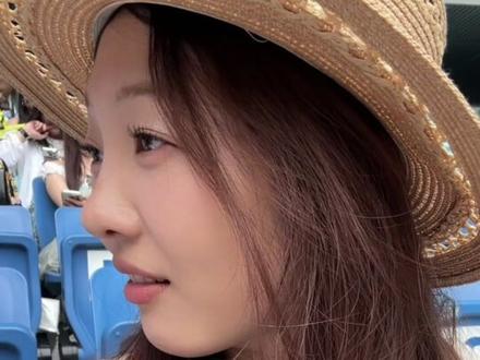 周围一圈粉籍完全不同,明明我们初次见面,明明我们不同担,几个人却如此友好合拍,从坐下开始,我们就这样互相送礼物🎁,聊天~提前进去将近四个小时,我们就这样开心的聊到开场~时代少年团,你们真的有一群很会爱人美好的粉丝!#就这个时团演唱会爽