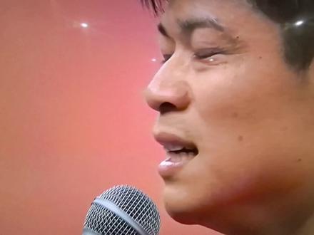 致敬#苏炳添退役 9秒83百米飞人
11月20日全运会男子4X100米接力决赛,36岁老将苏炳添随广东队获得第4名,结束了自己的职业生涯。赛后苏炳添在全场观众面前,发表了自己的退役感言。
苏炳添表示:“很感谢现场的田径迷、领导、我的队友、粉丝,还有一直以来对中国短跑不离不弃的你们。4年坚持下来非常困难,可能这个苦只有我们的队友才能知道。但是我坚持下来了,因为我不想无端端的没有声息地跟大家说再见。能够坚持到今天,在我的家乡跟大家说一句再见,我感到非常的荣幸。”
“今天看整个体育场都是高朋满座的,谢谢你们到来。在过去21年的体育生涯里面,感谢体育培养了我,从一个懵懂的小孩,走到了国际赛场,感谢祖国的培养。感谢我的各位教练,在不同的时间、领域里,他们作为我们的教练都给予了我极大的帮助。”
“从一开始10秒的壁垒,一直觉得是我们亚洲人不能突破的成绩,但是一步步做到了。我们是可以突破10秒的,我们是可以站在奥运会决赛的赛场上的。我相信坚持你肯定会成功,只有自强不息的人才能够梦想成真。最后祝愿大家工作顺利身体健康。虽然今天是一个短短的告别,但是我不会离开田径的领域,我希望通过未来自己在田径的赛道上为我们的祖国为我们的国家,为更多热爱短跑的青少年给他们创造梦想,完成梦想,能够继续一代一代的中国短跑力量继续在国际赛场飞扬。”