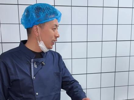 亭口炒面做法,每个人做面的手法,思路不一样 正宗没有绝对标准,顾客爱吃、市场认可,才是真标准。
我教技术,也是教大家怎么做出客人喜欢、能赚钱的味道
而不是只活在自己的习惯里。
手法像不像学徒不重要,
能让学员学到真东西、能让顾客吃了回头,
这才是一个做餐饮人的本事
#西安油泼面 #西安面馆 #029油泼面 #零二九油泼面 #西安小吃