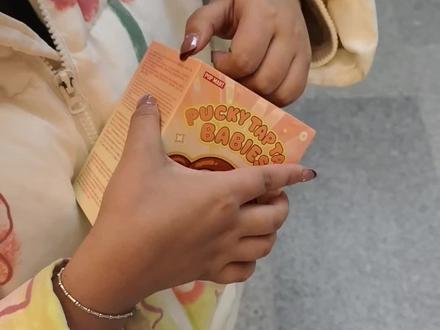 第一次抽到隐藏款的我!语无伦次!我想问这个隐藏怎么那么绿😂#泡泡玛特 #毕奇敲敲 #敲敲木鱼 #拆盲盒 #盲盒