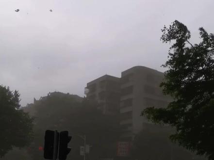 普宁突然出现龙卷风,狂风暴雨好可怕#龙卷风 #狂风暴雨 #普宁