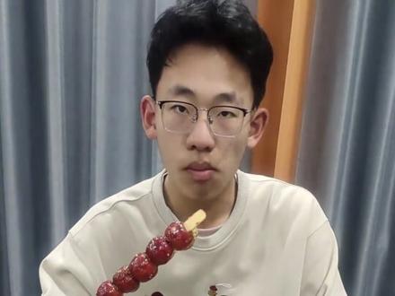 谁家好人早餐吃冰糖葫芦配酸菜鱼啊#搞笑 #万万没想到 #早餐 #高中生