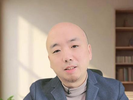 也说说吊牌姐保留吊牌原是公益广告事件 #吊牌姐 #公益广告 #反转 #自媒体 #抖来普法2025 人心中的成见真的是一座大山。起因是有个小姐姐发了一条自己战战兢兢爬山的视频,很普通,但为什么引发热议呢?注意这里有个吊牌没取,于是她遭到了网暴,网友们称她为吊牌姐,嘲讽她 “装模作样”。
可实际上这个是她两年前买的,早过了七天无理由退货,那为什么一直保留着这个吊牌呢,是因为这个吊牌上印有孩子回家的公益广告,她觉得很有意义。
怎么样?那些当初站在道德制高点,劈头盖脸指责她的人是不是无地自容了?觉得自己真该死啊。
我做自媒体也有同感,有不同意见很正常,但有些评论会上升到人格尊严,小姐姐就被攻击了长相,我的评论区也有看到秃头这样字眼,实话说,虽然是事实,但还是挺伤人的。
我做账号的初衷很简单,就是多一个渠道让大家认识我,如果有人相信我,有法律问题愿意找我,我自当倾尽全力。人非圣贤,不可能让所有人喜欢,你可以反驳,但没必要攻击别人的外貌、否定别人的人品。你以为的 “随口一句”,可能就是扎在别人心上的一根刺。
多一个看世界的角度总是好的,这也是平台受欢迎的原因,善语结善缘,恶言伤人心,感谢你的关注。