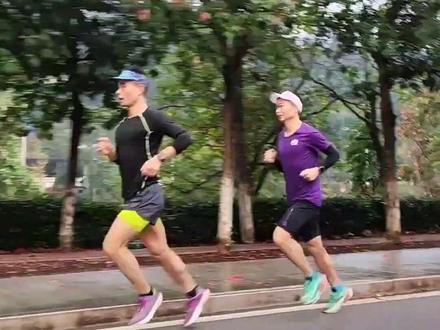 第1周训练,半马测试,测试的结果还是比较满意的。用时135,配速431。毕竟自己半马最好成绩也只有127。三个月系统训练以后相信可以达到PB成绩。特别感谢小飞侠兄弟的陪跑,默,月亮姐姐的拍摄。#努力不会辜负每个用力奔跑的人 #志同道合的人才会喜欢同一片风景 #因为热爱所以坚持
