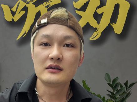 掉色翻车?不存在的!
全网都在染的这3种发色,真实掉色全过程来了!😭
作为一个干了18年的美发师,每天都被宝子们问掉色问题!
今天直接整理了冷雾棕、榛果灰棕、闷青色的真实掉色轨迹,
告别焦虑,让你染发前心里有数,染后更从容!
❄️冷雾棕|黄皮天菜!越褪越高级
刚染完:自带柔光滤镜的冷调棕,灰调拿捏得刚刚好,巨显白,素颜也能打,高级感拉满!✨
1-2周:冷调微微流失,变成温柔的奶茶茶棕,雾感还在,越洗越软糯。
3-4周:灰调褪尽,转为暖调的蜜糖棕,完全不发黄,素颜通勤都能hold住。
后期:质感浅栗棕,就算掉色也是氛围感,根本不用焦虑补色!
🤎榛果灰棕|低饱和氛围感王者
刚染完:低饱和的灰棕调里藏着一丝榛果暖,不挑皮,整个人温柔又有气质。
1周:灰调轻微流失,颜色更通透,变成软糯的亚麻灰棕,巨显白。
2-3周:灰棕慢慢转暖,变成甜甜的榛果奶咖,温柔到骨子里,出门超有面。
后期:浅亚麻金棕,掉色过渡超自然,不会变成土黄土黄的丑黄色!
🌿闷青色|潮人专属!个性不撞色
刚染完:清爽青棕调,绿调刚刚好不夸张,显白又小众,走在路上回头率拉满!
1周:青调开始慢慢流失,带点淡淡的黄绿调,依旧很有个性,不丑还耐看。
2周:绿调褪去大半,变成浅青亚麻色,温柔又不挑人,潮酷感不减。
3-4周:彻底褪成浅亚麻金,就算偏黄也不枯草,不想补色也能接受,自带慵懒氛围感。
💡18年美发师独家锁色小技巧
1. 染后48小时再洗头,水温控制在38℃以内,减少色素流失。
2. 日常用固色洗发水/护发素,冷色调选紫色/蓝色款,暖色调选金色/红色款,锁色效果翻倍。
3. 减少高温吹拉烫,吹发用风罩低温风干,延缓发质损伤&掉色速度。
#冷雾棕 #榛果灰棕 #闷青色 #发色掉色过程 #黄岛发型设计