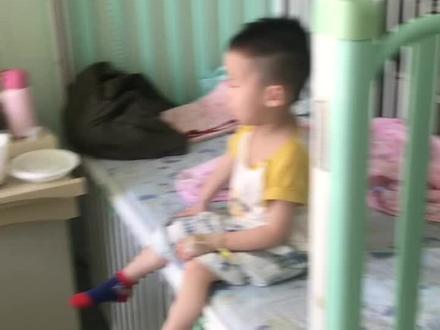 儿童医院的消化内科住了两周了。病房对面的治疗室屋内是宝宝们撕心裂肺的哭声,屋外是宝妈们的心疼流泪。对于宝宝们这里是地狱,对于妈妈们这里是希望!#勇敢的宝宝 #医院🏥 #快点好起来