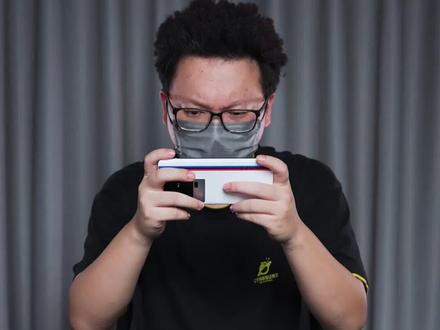 搭载了国产自研芯片V2的#iQOO11配上#行业独家2K144Hz全感屏,究竟有多能打?一起来看#iQOO11发布会!