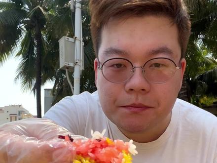 云南饮食记:用水果、鲜花做成傣味七彩糯米饭,有三十多种配菜,放在簸箕里,用手抓着吃 #云南 #西双版纳 #云南美食#心动五一 #心动推荐官