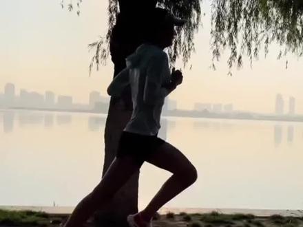 坚持运动3个月可以“长脑子”, 每周3次 每次30分钟。上午6-12点运动可降低痴呆风险