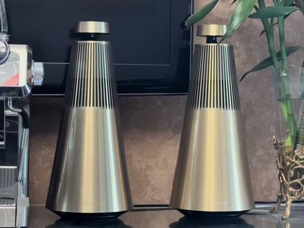 beosound2 2rd对比bo sound2 3rd
歌曲前半段为2rd发声,后半段为3rd发声。
2rd已经停产正式退出历史舞台,现在让我们来一起对比下3rd哪里变强了!
首先是数据3rd加强了中音和低音功率,降低了一点高音功率,喇叭单元尺寸不变。
这样做的目的是为了sound2的全面性,不至于原来2rd高音太空,整体风格太飘。中音加强后整体通透感加强很多,声音更加清晰明亮。3rd整体调教和2rd变化不大,更改的是细节,还是纯粹的bo味,女毒依旧是最大特色!
综合素质还是变强不少,3rd 新增黑色(非常高级) 金色就是原来2rd 95周年金色的颜色(妙不可言)。
价格方面对比2rd性价比是唯一劣势,稍微涨价,官方24980 (博主这里18xxx)。sound2 2rd已经停产哦