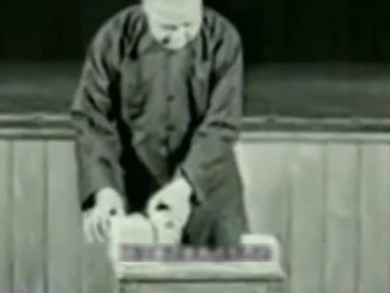 一代宗师顾汝章,1922年铁砂掌展示,徒手劈砖只是小菜! #传统武术 #顾汝章铁砂掌 #格斗 #拳击 #搏击